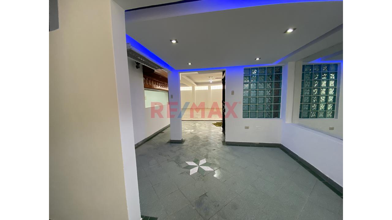 Alquiler De Amplio Local Comercial En Esquina – Villa María Del Triunfo - 8