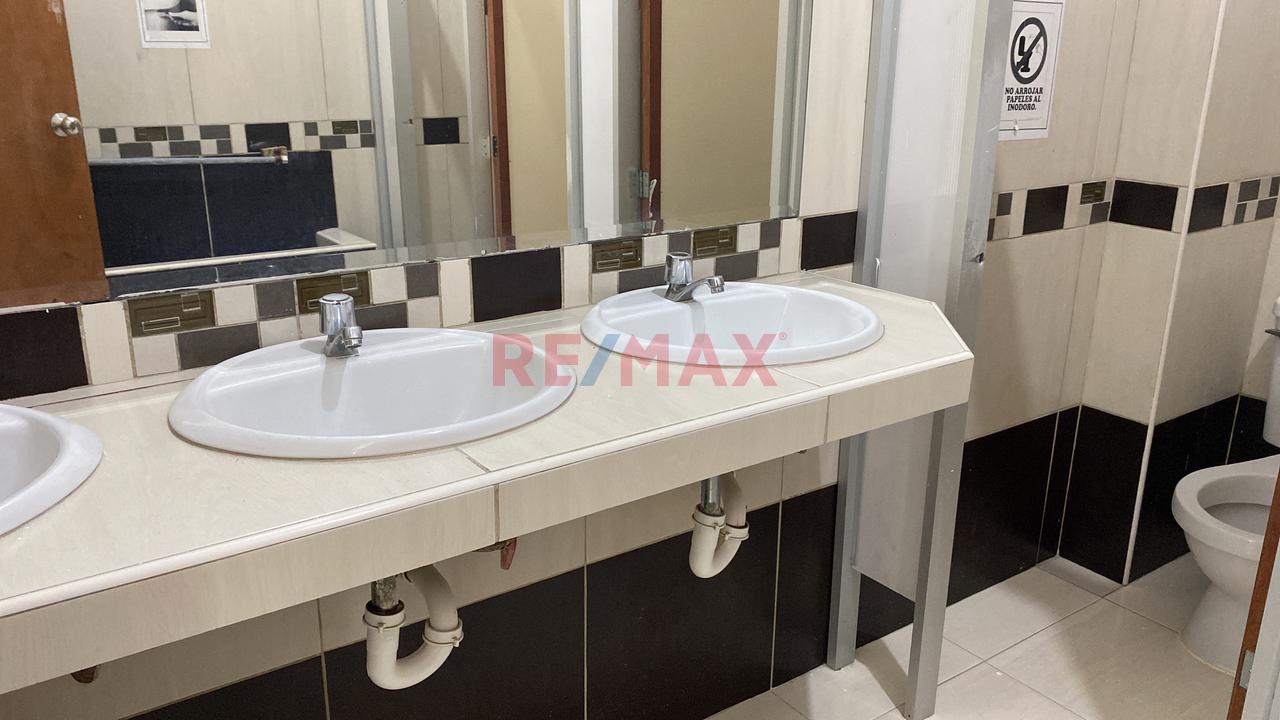 Alquiler De Amplio Local Comercial En Esquina – Villa María Del Triunfo - 17