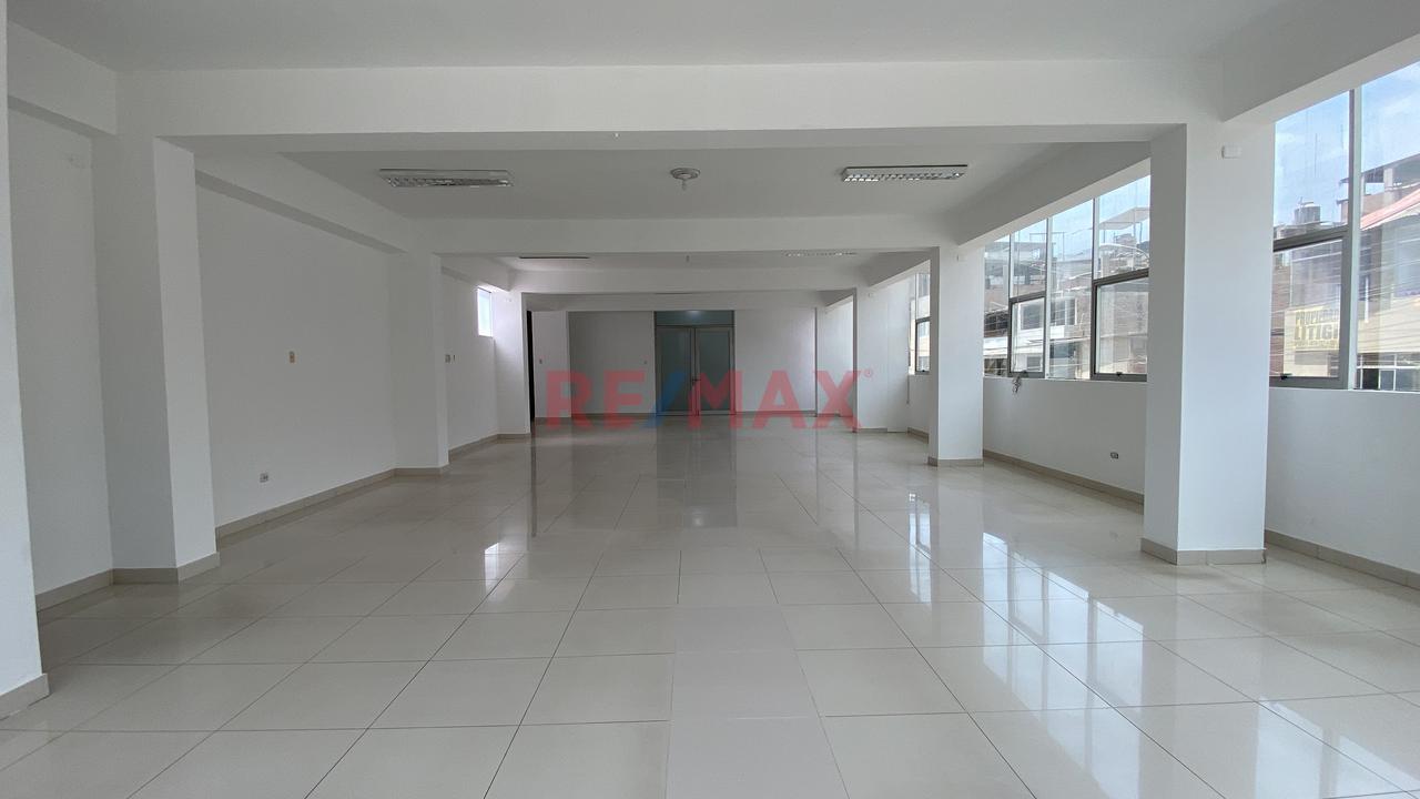 Alquiler De Amplio Local Comercial En Esquina – Villa María Del Triunfo - 16