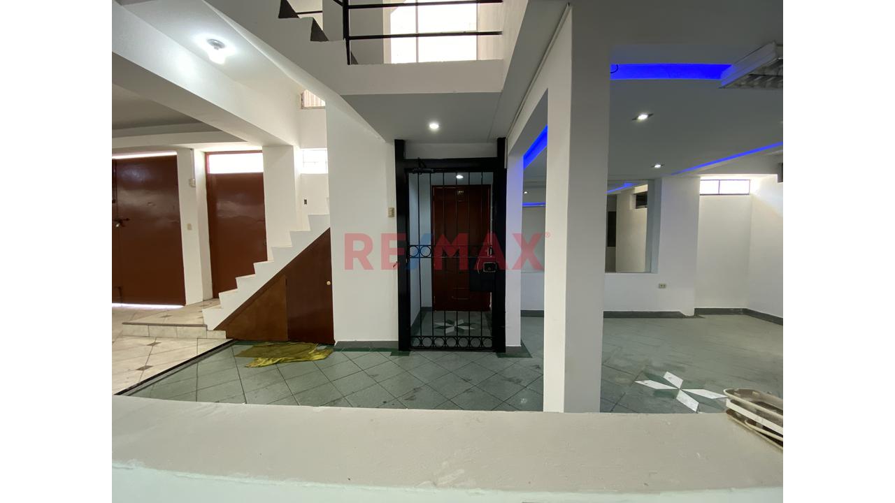 Alquiler De Amplio Local Comercial En Esquina – Villa María Del Triunfo - 7