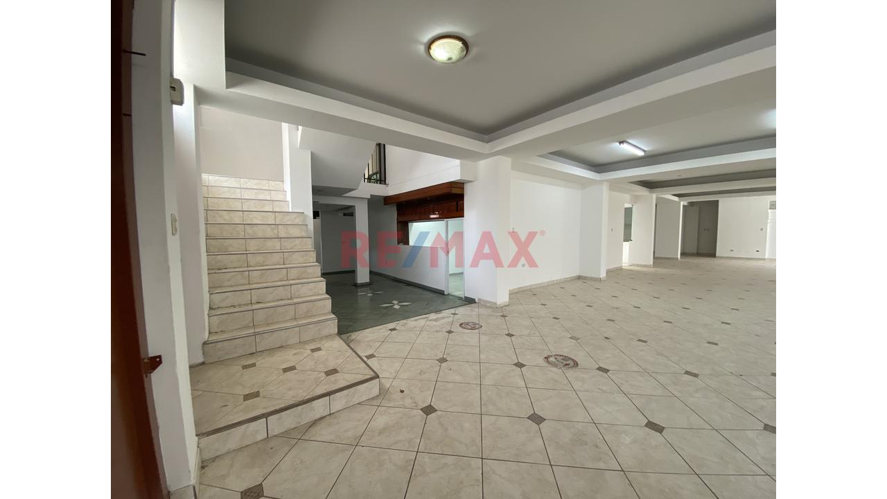 Alquiler De Amplio Local Comercial En Esquina – Villa María Del Triunfo - 4