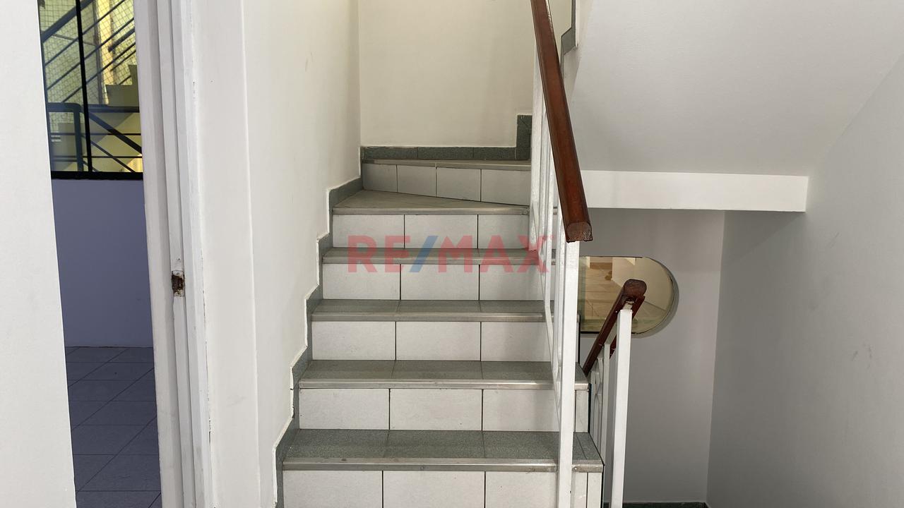 Alquiler De Amplio Local Comercial En Esquina – Villa María Del Triunfo - 11