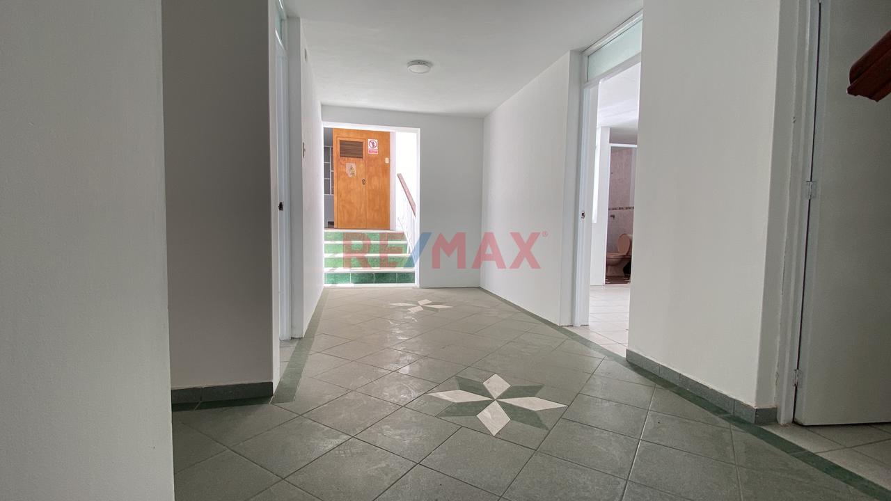 Alquiler De Amplio Local Comercial En Esquina – Villa María Del Triunfo - 12