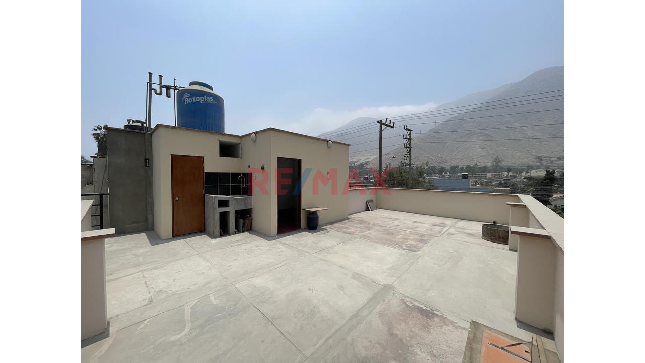 Se Vende Casa De Tres Pisos En Chaclacayo En Zonificación De Comercio Vecinal - 19