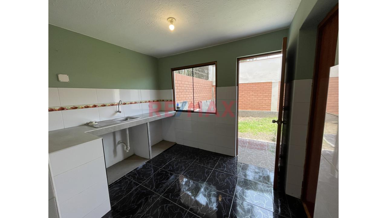 Se Vende Casa De Tres Pisos En Chaclacayo En Zonificación De Comercio Vecinal - 7