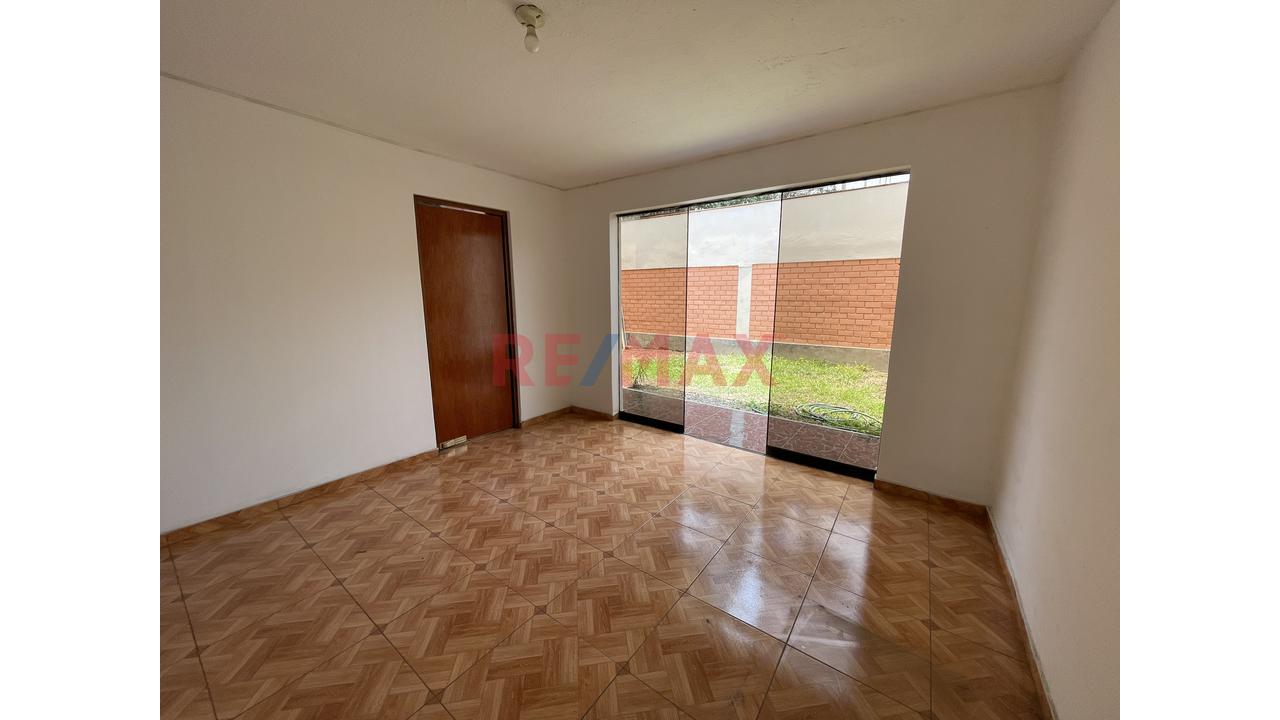 Se Vende Casa De Tres Pisos En Chaclacayo En Zonificación De Comercio Vecinal - 9