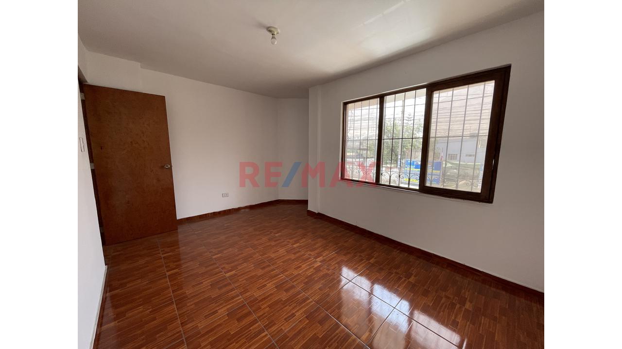 Se Vende Casa De Tres Pisos En Chaclacayo En Zonificación De Comercio Vecinal - 13