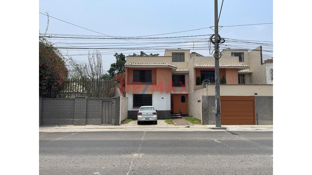 Se Vende Casa De Tres Pisos En Chaclacayo En Zonificación De Comercio Vecinal - 2