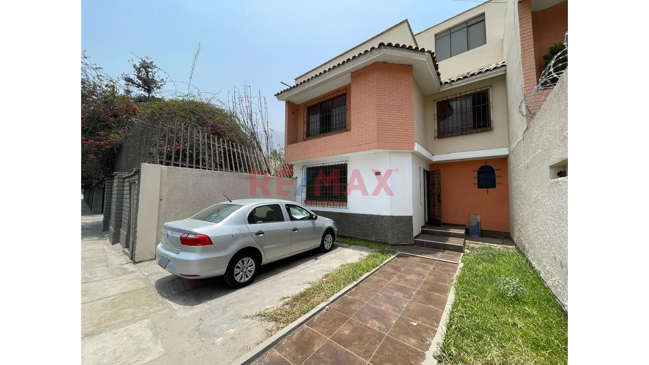 Se Vende Casa De Tres Pisos En Chaclacayo En Zonificación De Comercio Vecinal - 1
