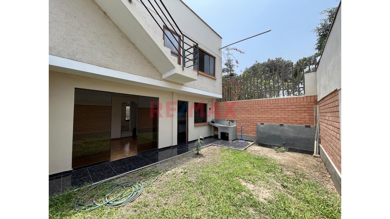 Se Vende Casa De Tres Pisos En Chaclacayo En Zonificación De Comercio Vecinal - 10