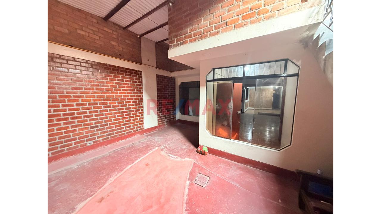 Amplio Inmueble De 180 M² Ideal Para Uso Comercial — foto 3