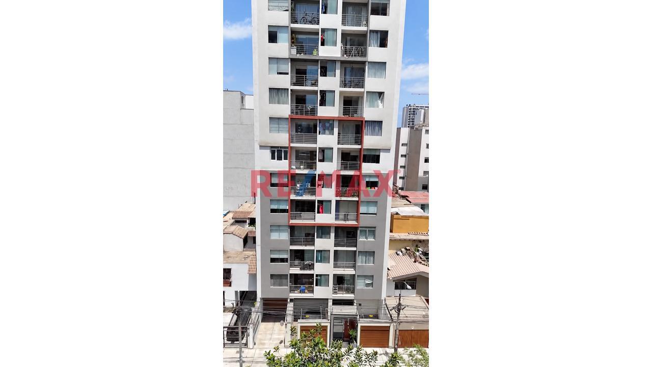 Departamento En Venta En Surquillo | 3 Dormitorios, 2 Baños Y Cochera