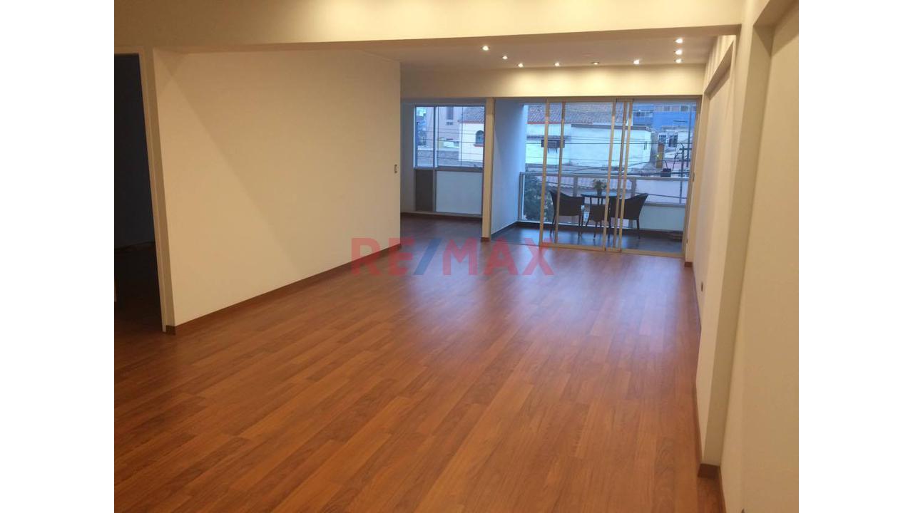 Vive En Exclusiva Zona De Miraflores!!..Departamento De 120 M2, 5To Piso, Estacionamiento Y Depósito — foto 3