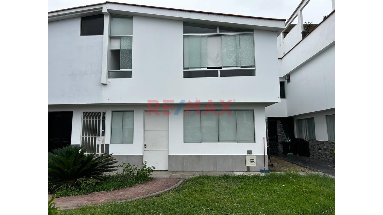 Amplia Casa En Condominio Cerrado Con Terraza, Jardín Y Estacionamiento Cerca A Colegios Y Universidades — foto 3