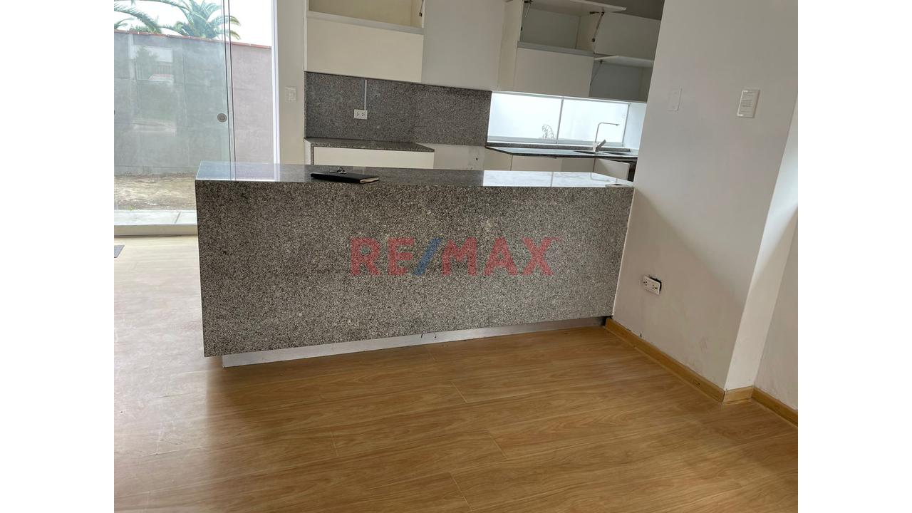 Amplia Casa En Condominio Cerrado Con Terraza, Jardín Y Estacionamiento Cerca A Colegios Y Universidades — foto 5