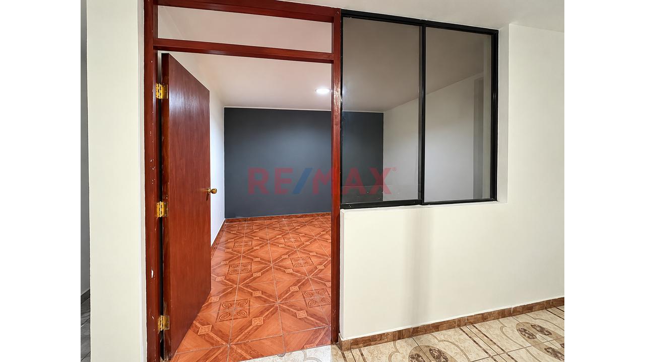 Casa En Venta En Huáscar, San Juan De Lurigancho | 3 Pisos, 9 Habitaciones Y 90 M² De Terreno — foto 9