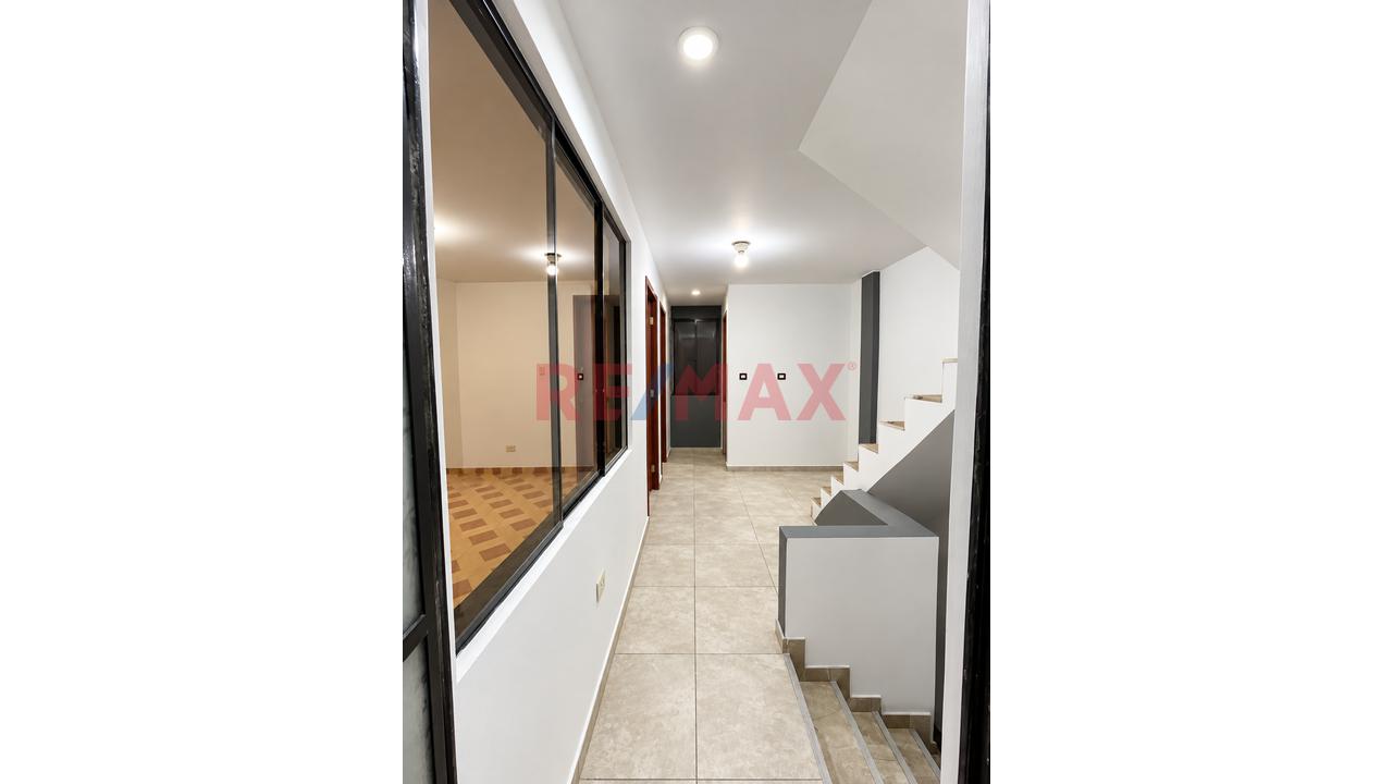 Casa En Venta En Huáscar, San Juan De Lurigancho | 3 Pisos, 9 Habitaciones Y 90 M² De Terreno — foto 4