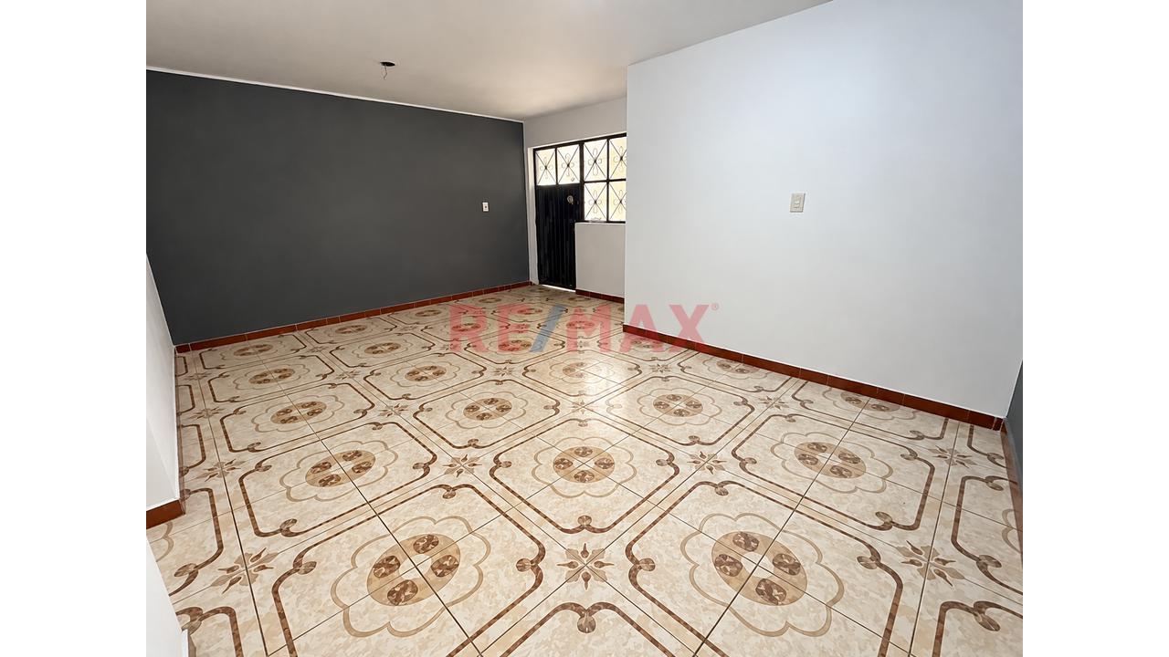 Casa En Venta En Huáscar, San Juan De Lurigancho | 3 Pisos, 9 Habitaciones Y 90 M² De Terreno — foto 2