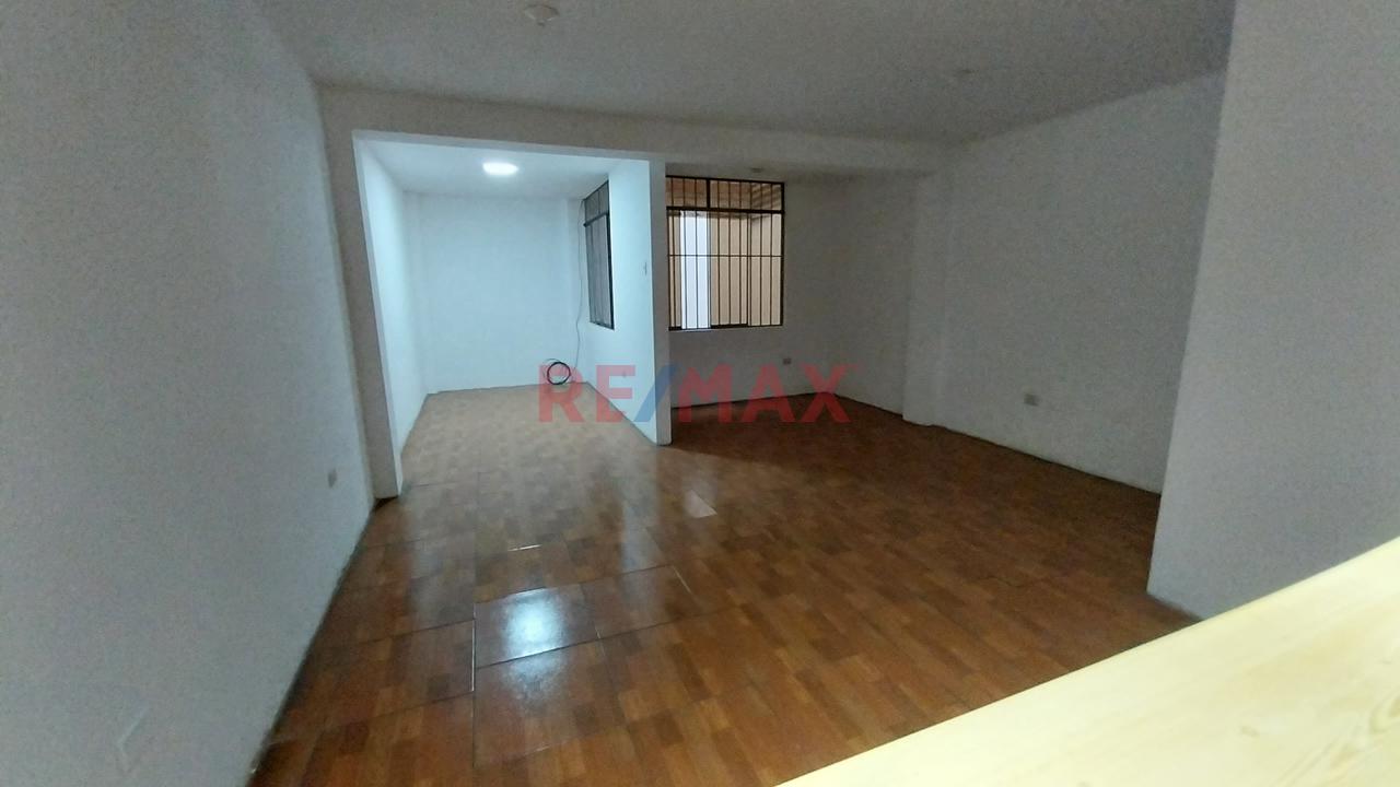 Casa De 3 Pisos Frente A Parque | Vivienda Y Negocio En Una Sola Propiedad – Carabayllo — foto 3