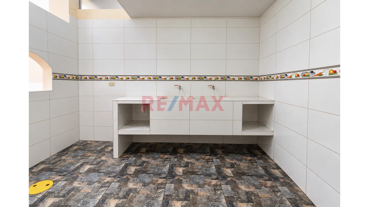 Alquiler De Local Comercial En La Misma Av Bertelo - 10