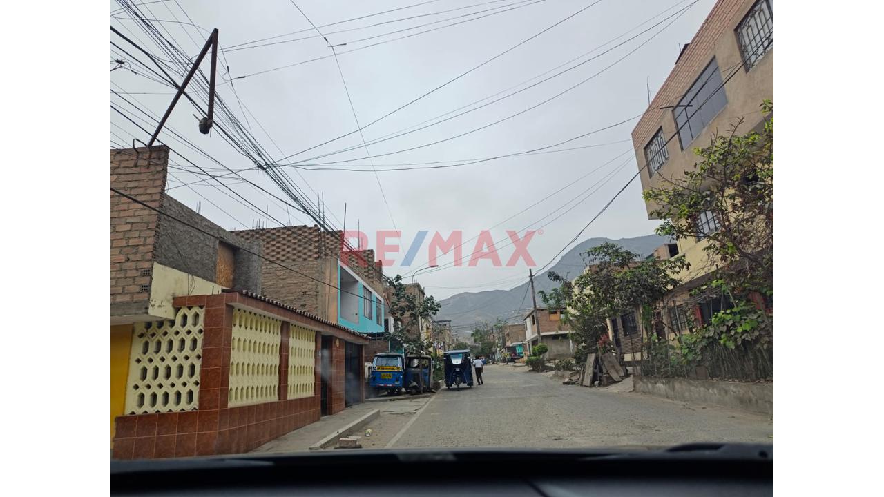 ¡Oportunidad En Comas! Casa A Precio De Terreno De 238M² En Esquina/Doble Frente - Ideal Vivienda Negocio En Comas. S/. 403,560.00 – Usd 118,000.00 — foto 9