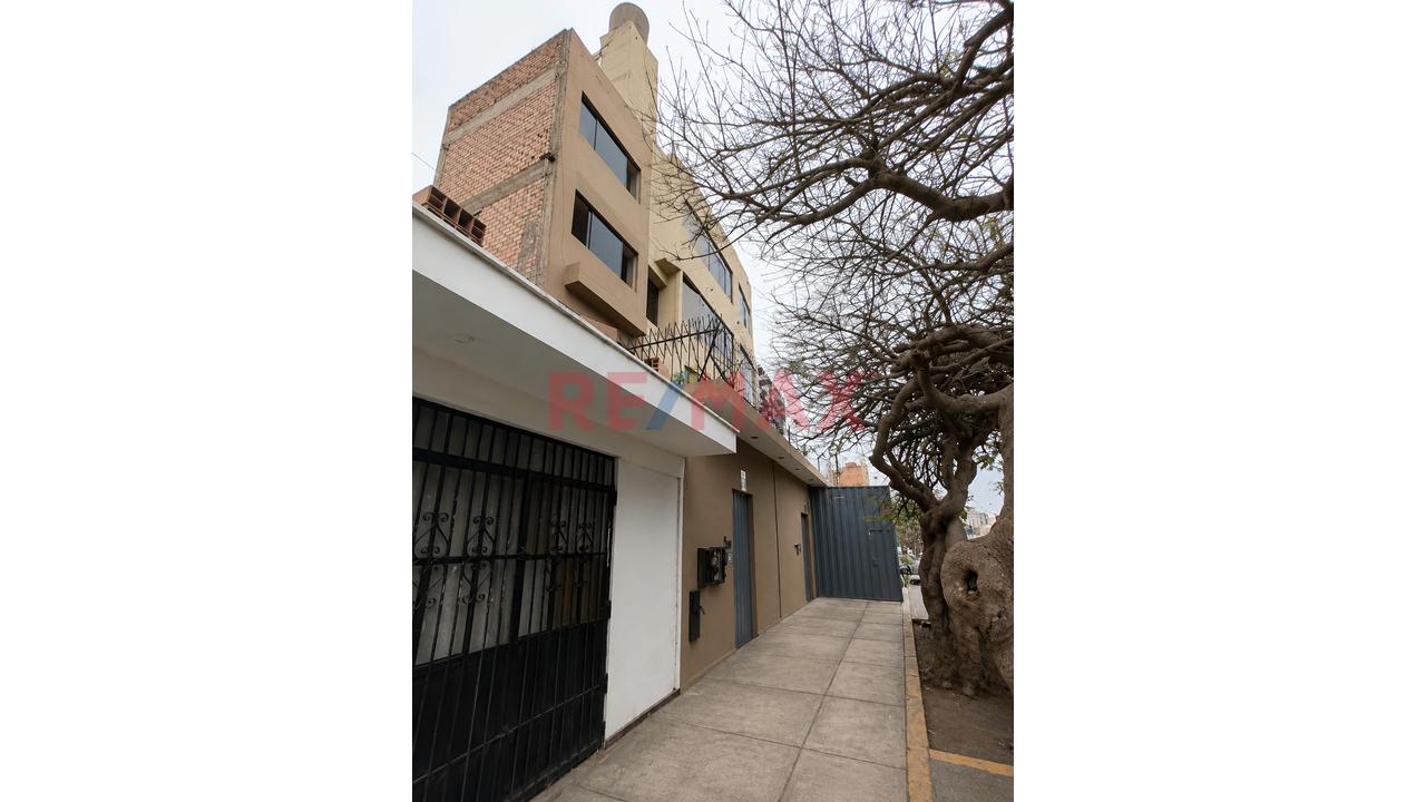 Departamento En Alquiler En Chorrillos | 138 M² Aprox. | 3 Ambientes + Almacén | S/ 2,200 - 12