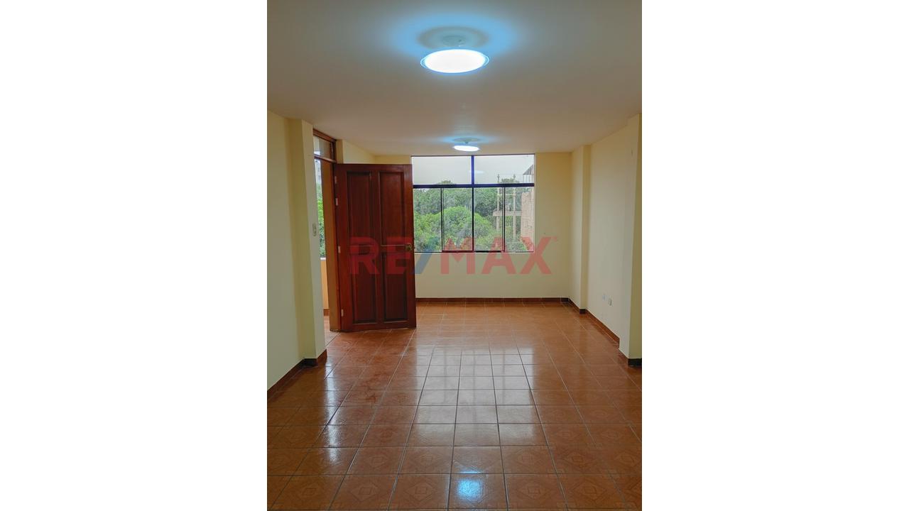 Venta De Departamento 3Er Piso Con Azotea En Las Casuarinas - Trujillo — foto 2