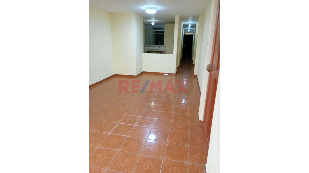 Venta De Departamento 3Er Piso Con Azotea En Las Casuarinas - Trujillo — foto 3