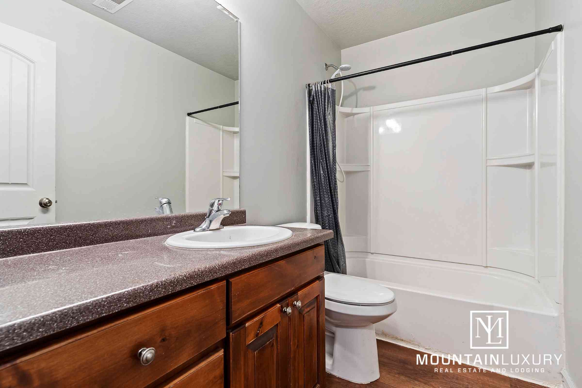 17 E 2650 S Nibley shot of full bathroom