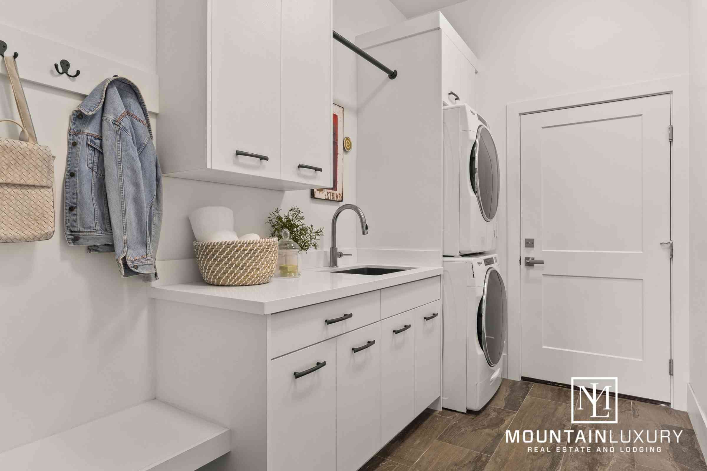 4366 Sunrise Dr, Eden laundry room/mud room photo