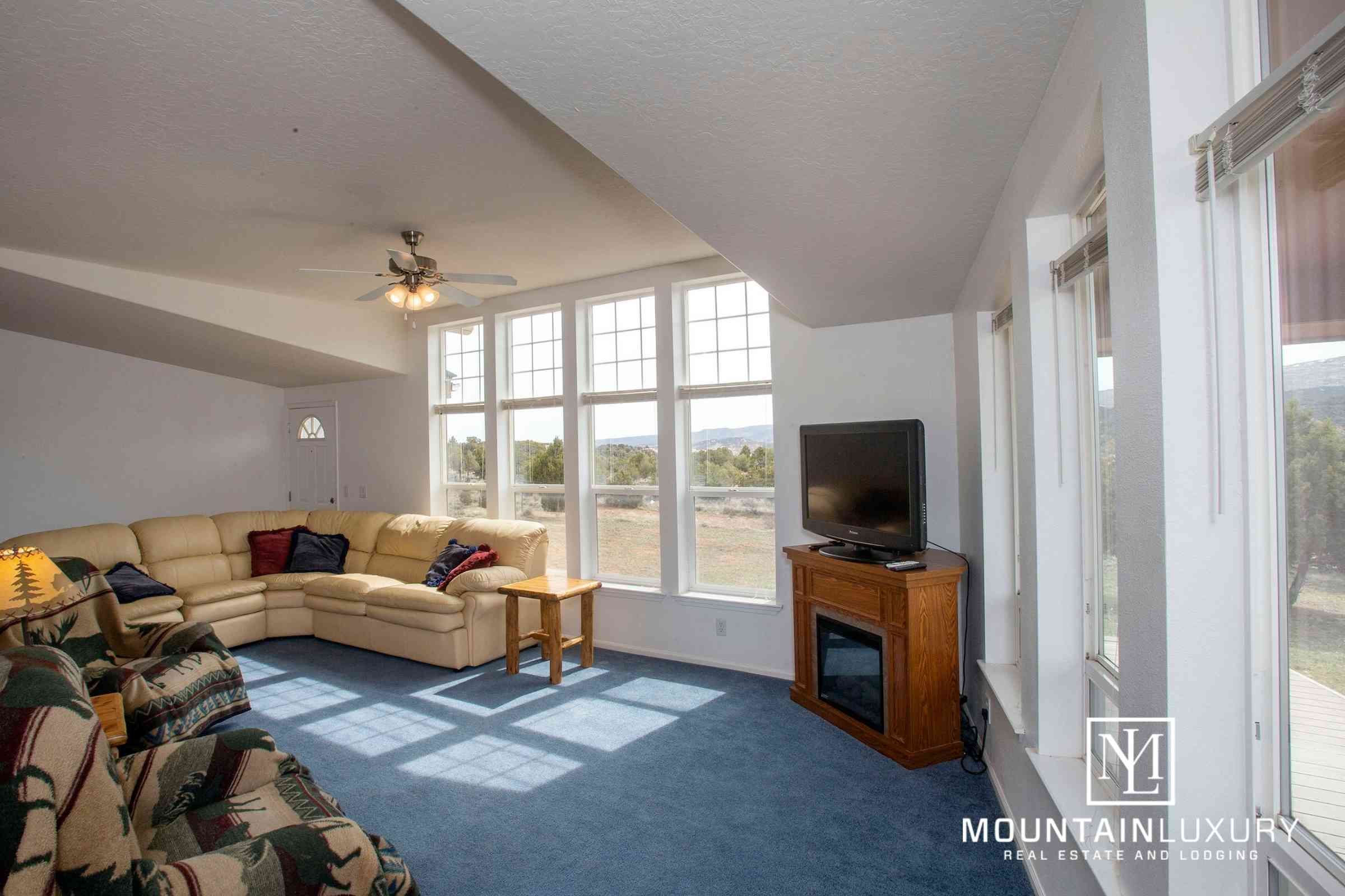 46780 W Sundown Dr, Fruitland photo of main living area and view