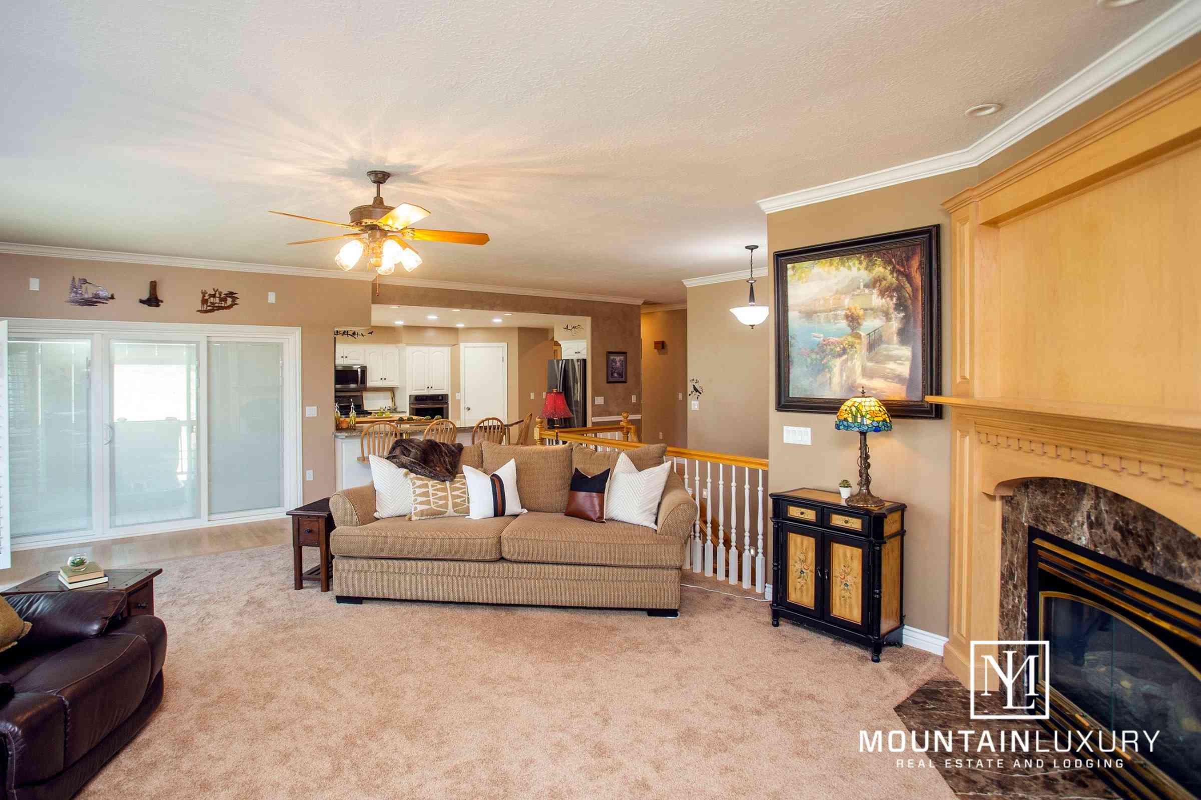 5185 Frontier Dr, Mountain Green photo of main living area