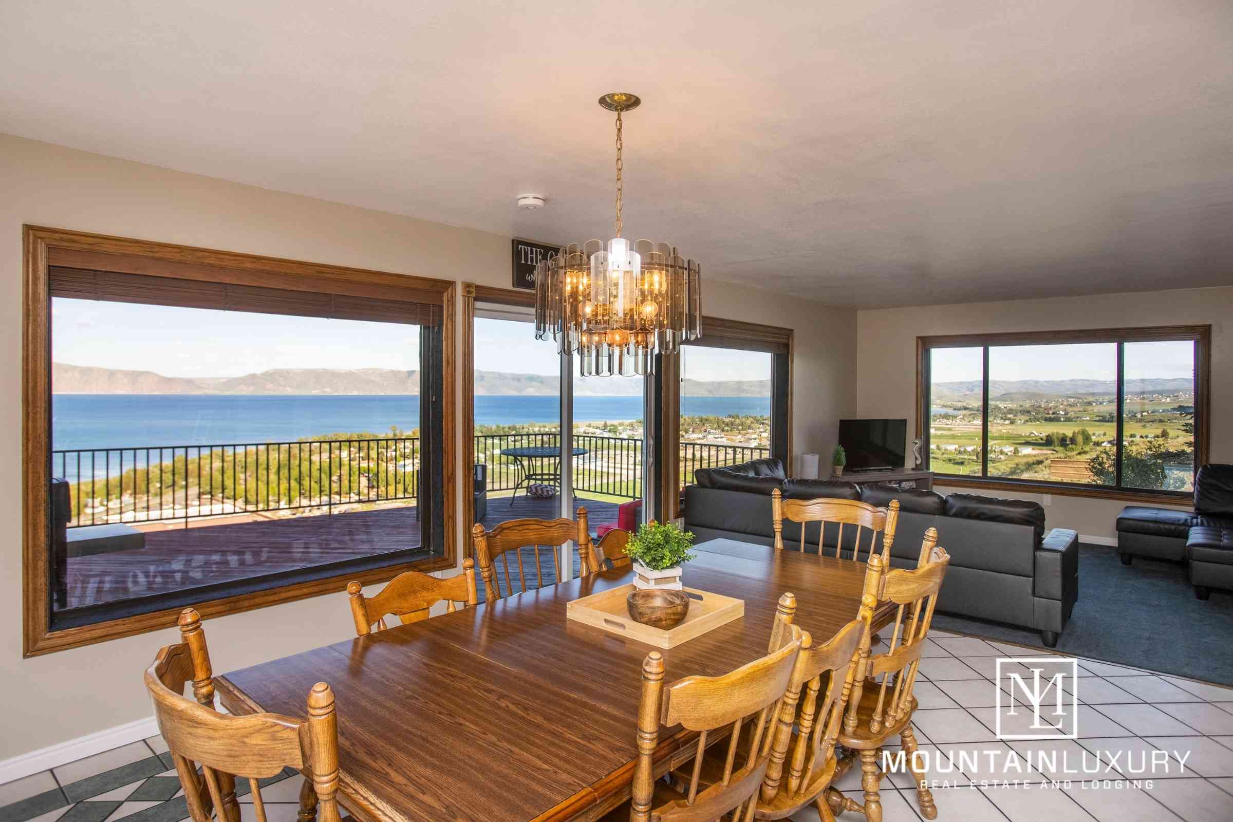 588 W Raspberry Patch Rd, Garden City kitchen area with window view