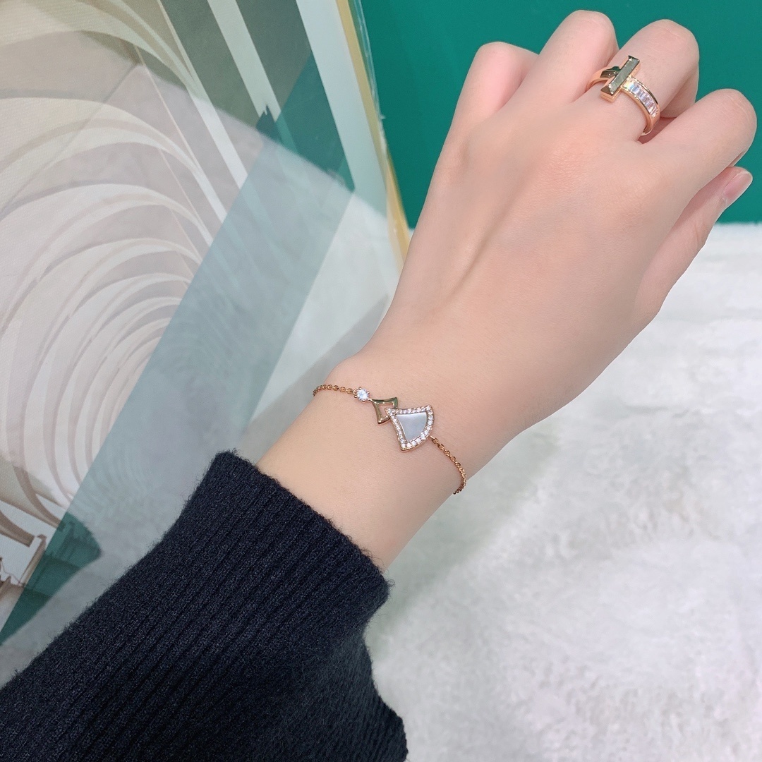 Elegant Rose Gold Bracelet with Mother of Pearl Charm