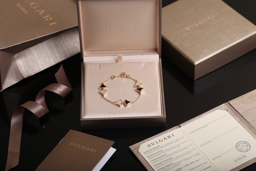 Bvlgari Divas’ Dream Bracelet – Premium Gold & Mother-of-Pearl