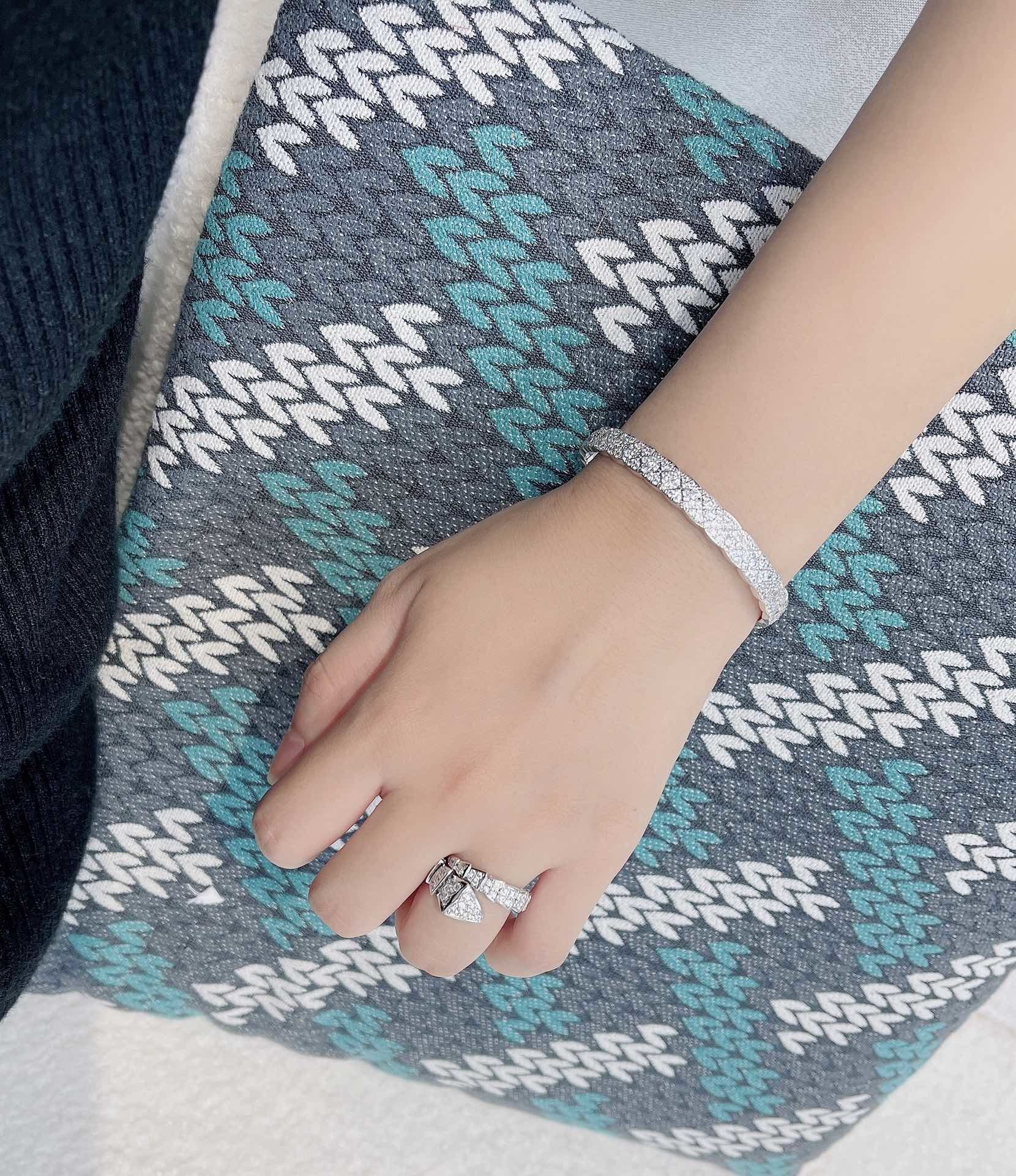 white Bvlgari Diamond Viper Ring – Bvlgari Diamond Viper Ring – White