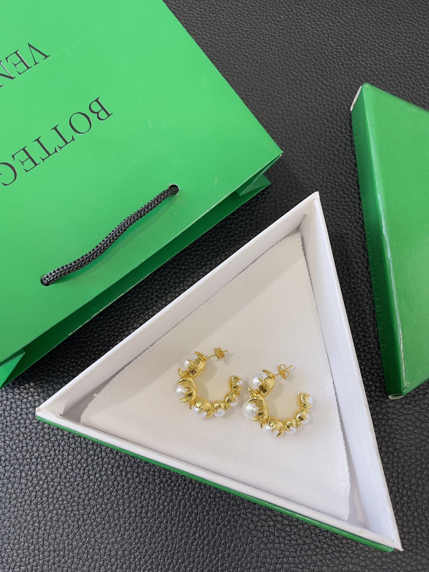 Bottega Veneta Gold Pearl Hoop Earrings elegant – Bottega Veneta Gold