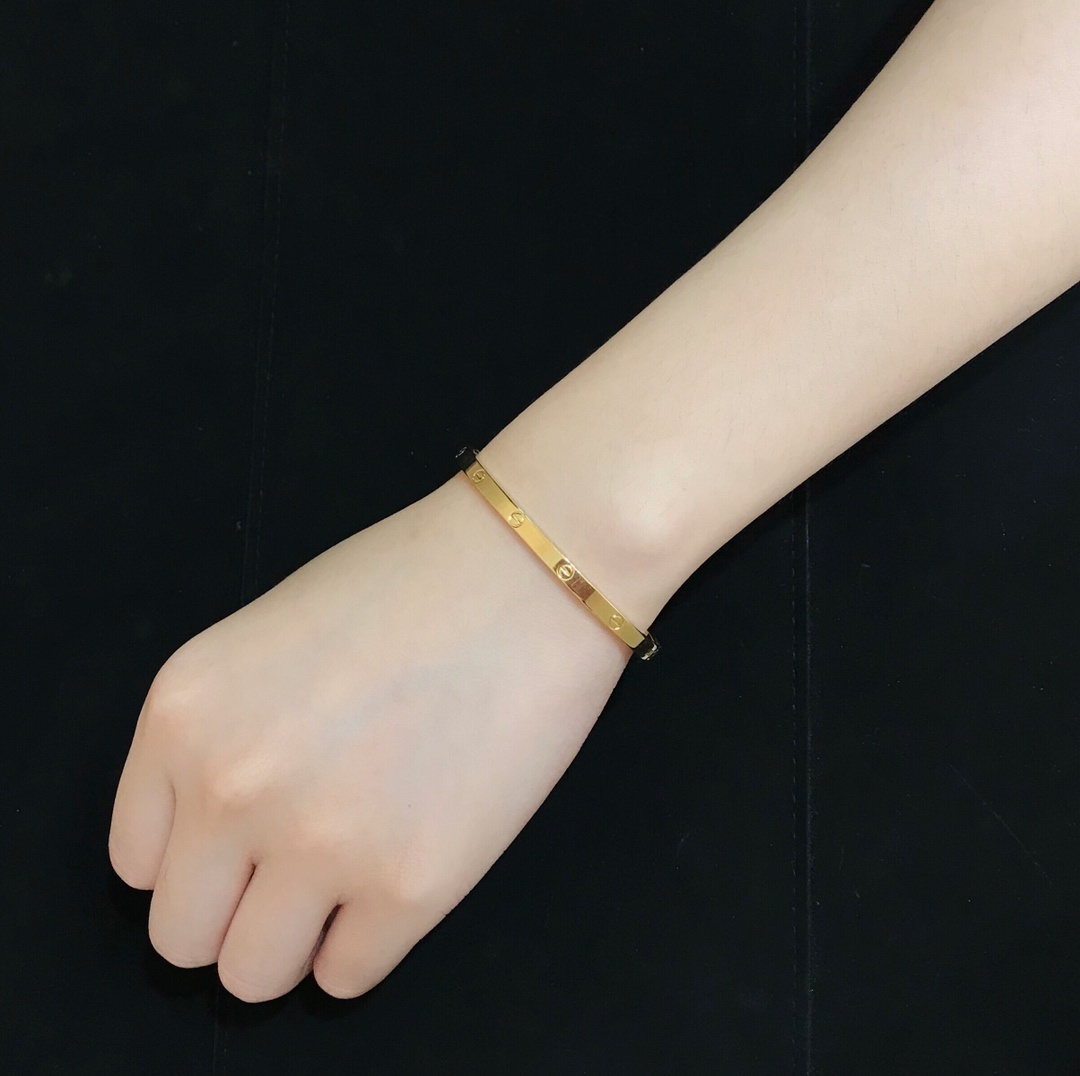 Premium Gold-Plated Love Bracelet – Timeless Elegance