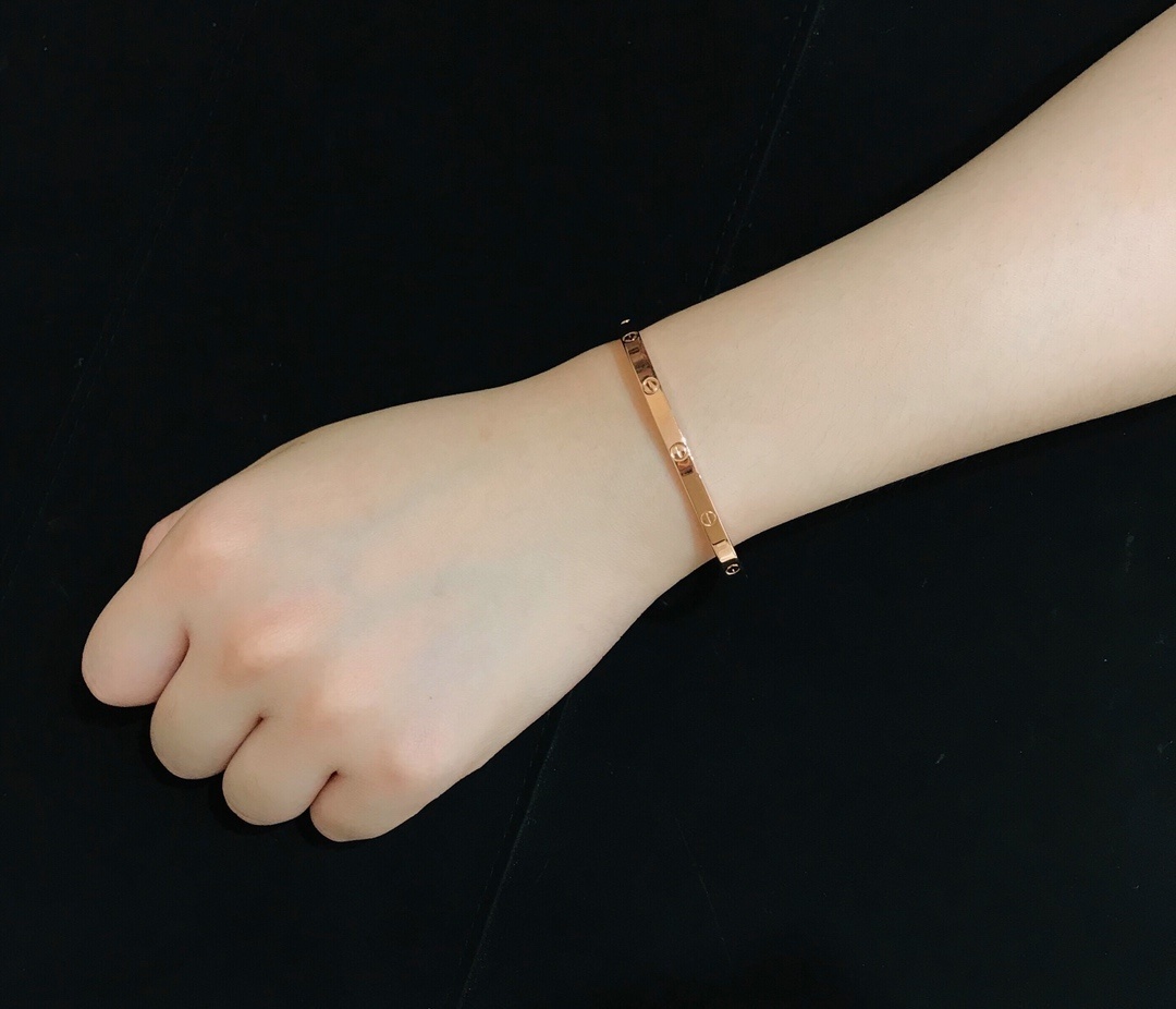 Premium Rose Gold Bangle Bracelet – Timeless Elegance