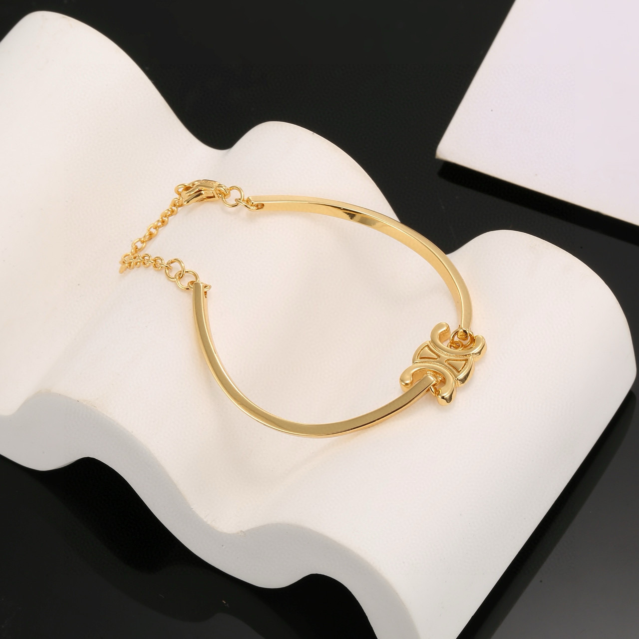 Elegant Gold-Plated Trefoil Bracelet – Premium Quality