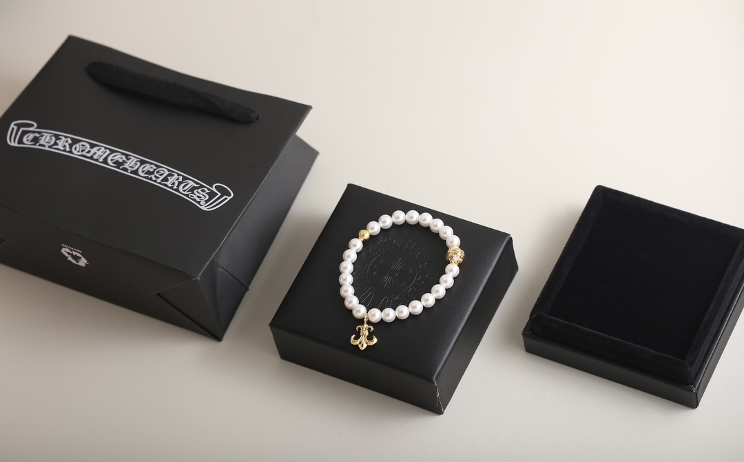 Pearl Bracelet with Gold Fleur-de-Lis Charm