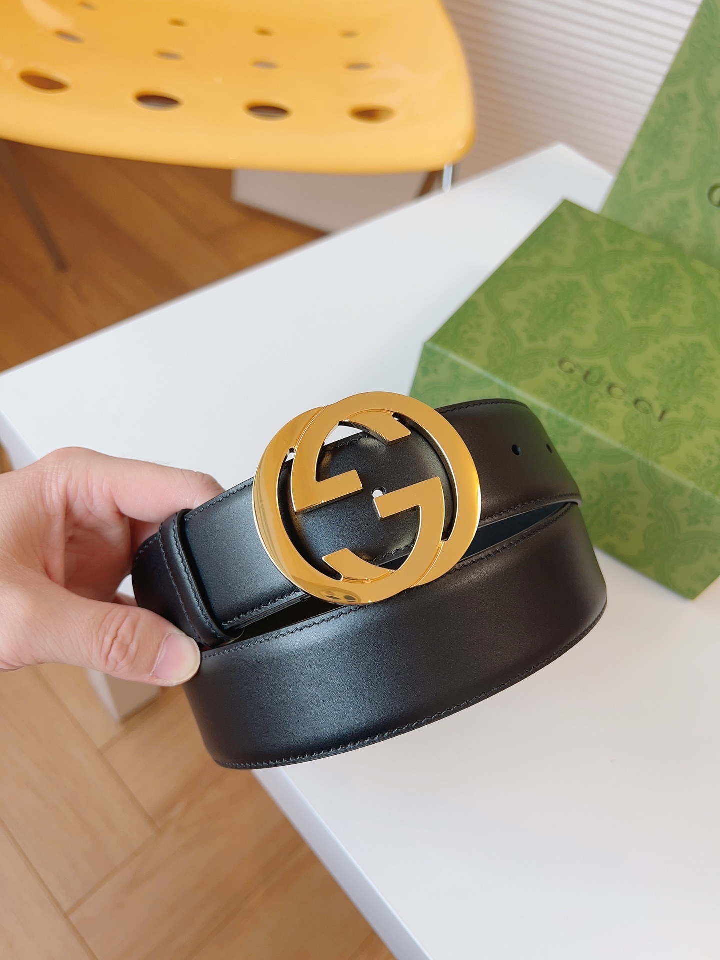 Thắt lưng da Gucci cao cấp màu đen với khóa logo vàng