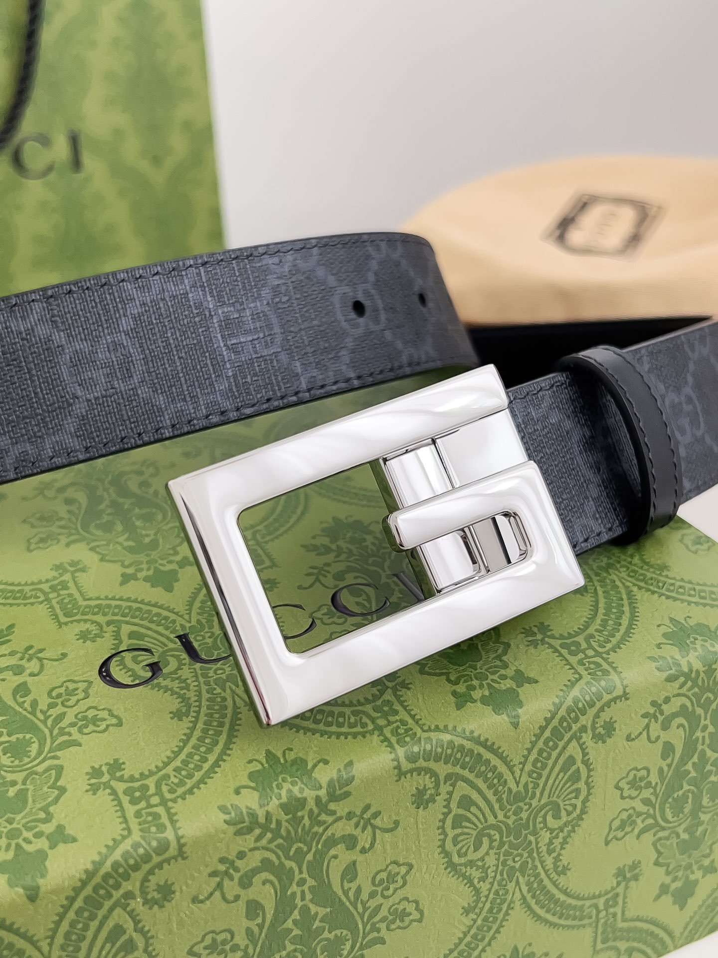 Gucci Premium Quality Reversible Belt with GG Supreme Pattern