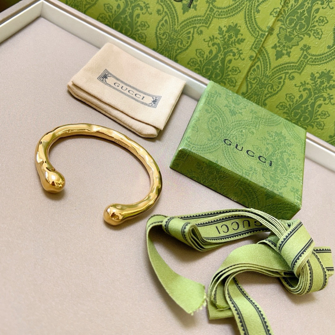 Gucci Premium Gold-Toned Open Bangle Bracelet