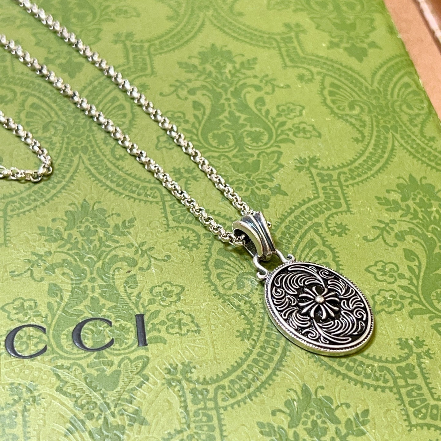 necklace Gucci Silver Oval Pendant – Gucci Silver Oval Pendant