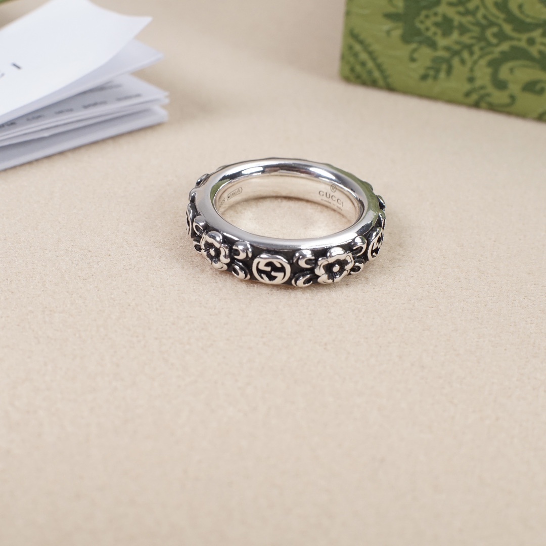 Gucci Silver Flower Ring – Interlocking G Motif