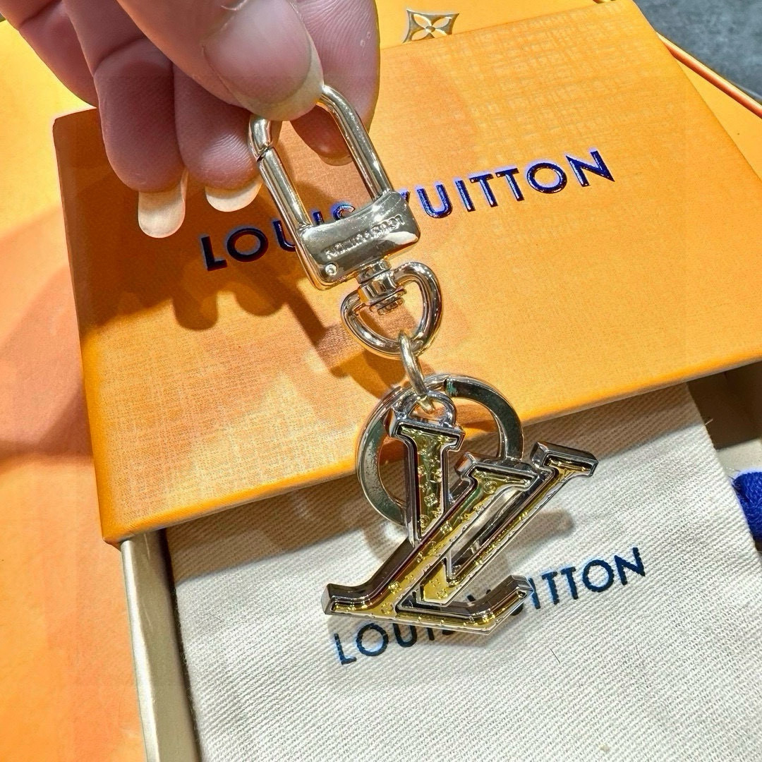 tone Louis Vuitton Gold Keychain – Louis Vuitton Gold Tone LV Initial