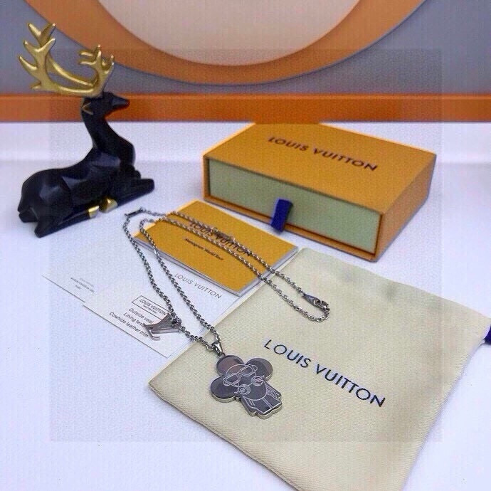 Louis Vuitton Silver Clover Pendant Necklace 2