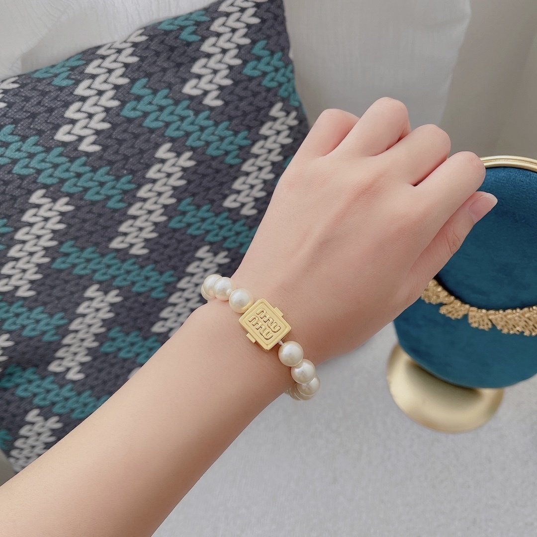 logo Miu Miu Pearl Bracelet Gold – Miu Miu Pearl Bracelet Gold Logo