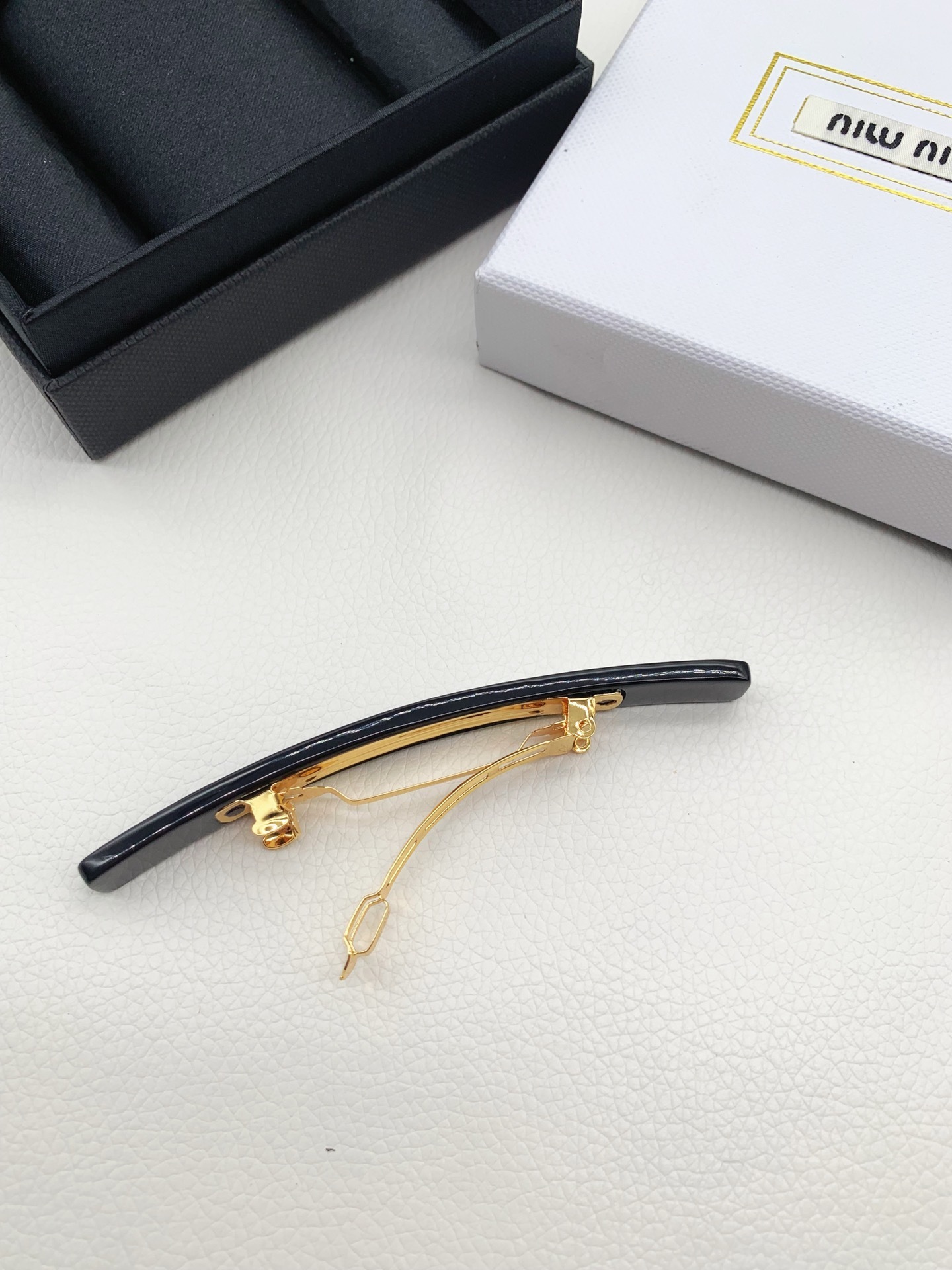 Elegant Black Hair Clip - Premium Quality Accessory